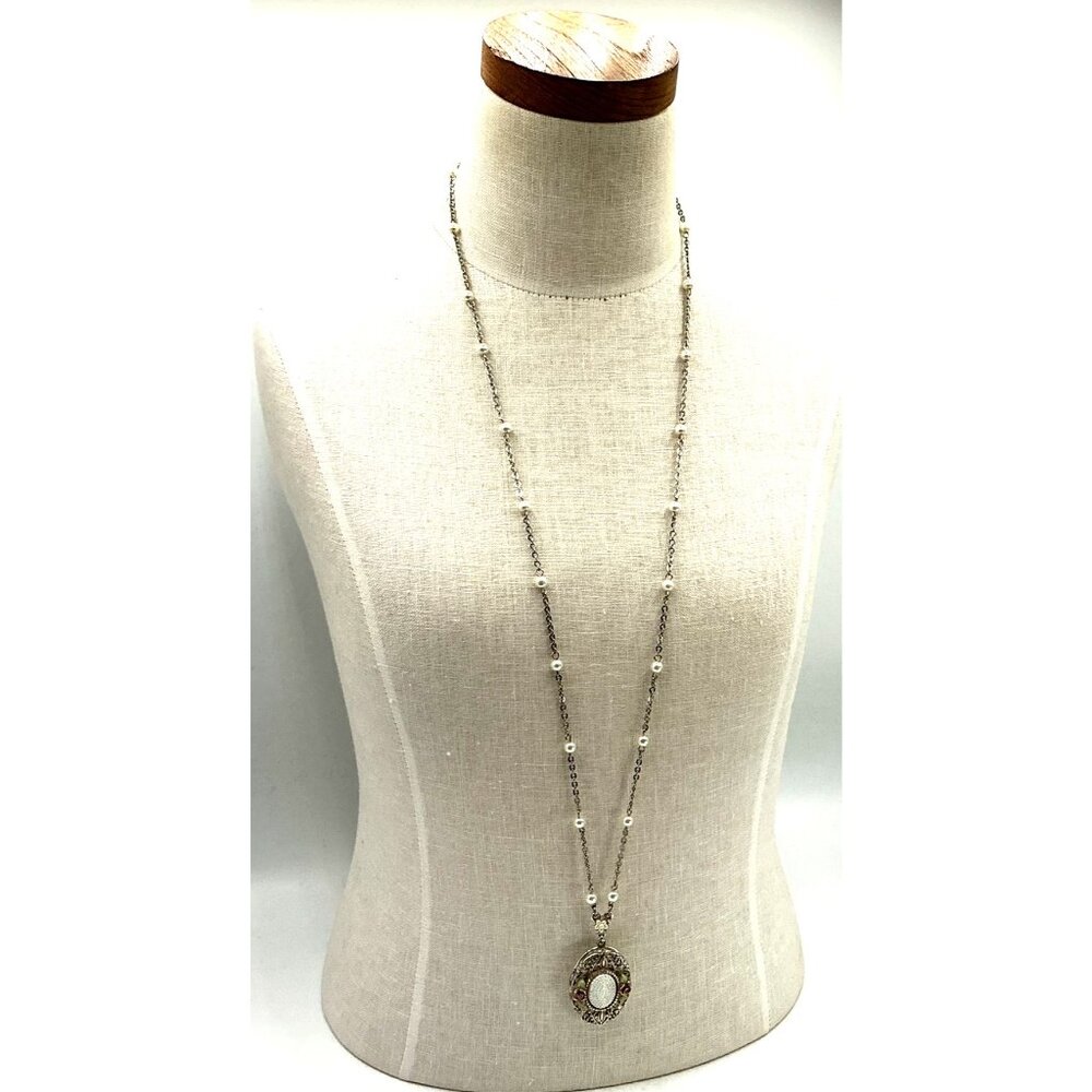 Vintage-Style Oval Locket Necklace With Faux Pearls and Floral Accents - Picture 2 of 7